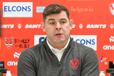Paul Wellens St. Helens baş antrenörü, 15 Şubat 2025 'te St Helens - Salford Red Devils maçında oynanan Betfred Süper Lig Maçı sonrası basın toplantısı sırasında St. Helens' a karşı Wicked Stadı, St Helens, İngiltere