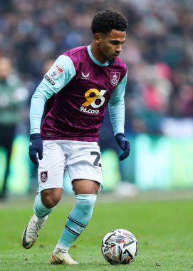 Burnley 'den Marcus Edwards 15 Şubat 2025' te İngiltere 'nin Deepdale kentinde oynanan Preston North End-Burnley maçında öne doğru süzülüyor.