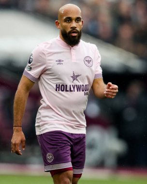 Brentford 'dan Bryan Mbeumo, 15 Şubat 2025' te İngiltere 'deki Londra Stadyumu' nda oynanan Premier League maçında West Ham United ve Brentford maçına bakıyor.