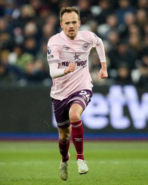 Brentford 'dan Mikkel Damsgaard, 15 Şubat 2025' te Londra 'daki Londra Stadyumu' nda oynanan Premier League maçında West Ham United, Brentford 'a karşı oynuyor.