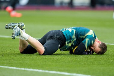 Brentford 'dan Mark Flekken, 15 Şubat 2025' te Londra 'daki Londra Stadyumu' nda oynanan Premier League karşılaşması öncesinde ısınıyor.