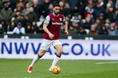 West Ham United takımının oyuncusu Maximilian Kilman, Premier League maçında topla birlikte koşuyor. West Ham United, Brentford 'a karşı Londra Stadyumu, İngiltere, 15 Şubat 2025