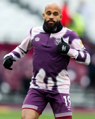 Brentford 'dan Bryan Mbeumo, 15 Şubat 2025' te Londra 'daki Londra Stadyumu' nda oynanan Premier League karşılaşması öncesinde ısınıyor.