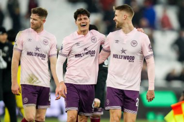 Brentford 'dan Christian Norgaard ve Kristoffer Ajer, 15 Şubat 2025' te İngiltere 'nin Londra Stadyumu' nda oynanan Premier League maçının ardından kazandıkları zaferi kutluyorlar.