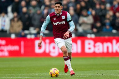 West Ham United takımından Edson Alvarez, 15 Şubat 2025 'te Londra Stadyumu' nda West Ham United ile Brentford arasındaki Premier League maçında topla koşuyor.