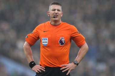 Hakem Rob Jones Premier Lig karşılaşmasında Aston Villa, Ipswich Town 'a karşı Birmingham, İngiltere, Villa Park, 15 Şubat 2025
