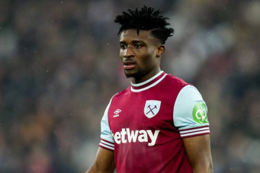 West Ham United 'dan Muhammed Kudus, Premier League maçı sırasında Londra, Londra, İngiltere' de oynanan West Ham United - Brentford maçına bakıyor.