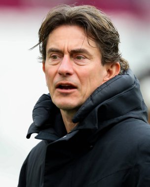 Brentford 'dan Thomas Frank, 15 Şubat 2025' te Londra 'daki Londra Stadyumu' nda oynanan Premier League karşılaşması öncesinde Londra Stadyumu 'na geldi.