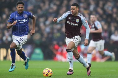 Aston Villa takımından Morgan Rogers, 15 Şubat 2025 'te İngiltere' nin Birmingham kenti Villa Park 'ta oynanan Premier Lig karşılaşmasında topla ilerliyor.
