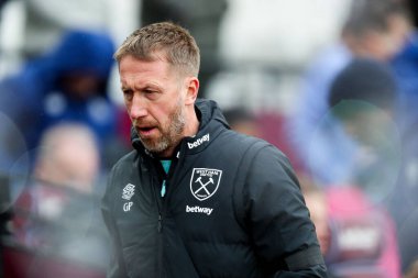 West Ham United 'dan Graham Potter, 15 Şubat 2025' te Londra 'daki Londra Stadyumu' nda oynanan Premier League maçından önce maçı izliyor.