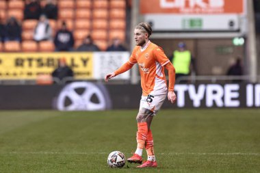 Blackpool takımından Hayden Coulson 15 Şubat 2025 'te Bloomfield Road, Blackpool' da oynanan Blackpool-Mansfield maçında topla birlikte oynadı.