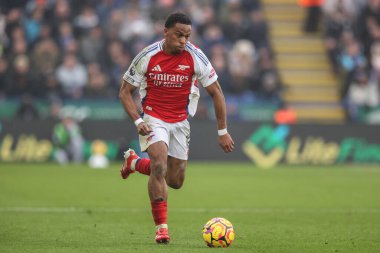 Arsenal 'den Jurrien Timber, Premier League maçında topu King Power Stadyumu' nda Leicester City 'ye karşı Arsenal maçında atıyor.