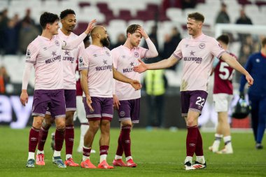 Brentford 'dan Bryan Mbeumo, 15 Şubat 2025' te Londra 'daki Londra Stadyumu' nda oynanan Premier League maçı sonrasında takım arkadaşlarıyla kutluyor.