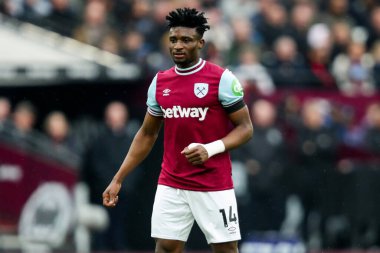 West Ham United 'dan Muhammed Kudus, Premier League maçı sırasında Londra, Londra, İngiltere' de oynanan West Ham United - Brentford maçına bakıyor.
