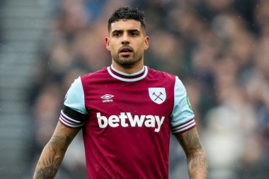 West Ham United takımından Emerson Palmieri, 15 Şubat 2025 'te İngiltere' nin Londra Stadyumu 'nda oynanan Premier League maçında West Ham United ve Brentford maçını izliyor.