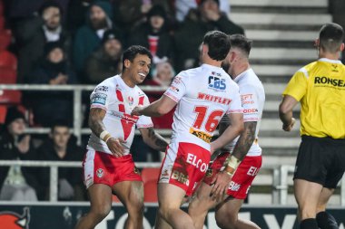 St. Helens 'li Tristan Sailor, 15 Şubat 2025' te St Helens - Salford Red Devils arasındaki Betfred Süper Lig karşılaşmasında üçüncü (hat trick) denemesini kutluyor.