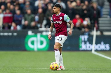 West Ham United takımından Emerson Palmieri, 15 Şubat 2025 'te Londra' daki Londra Stadyumu 'nda oynanan Premier League maçında topla koşuyor.