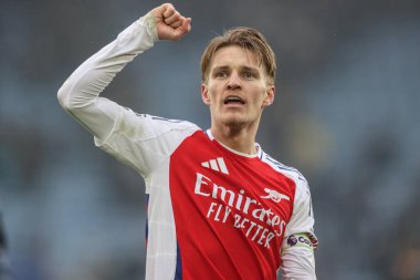 Arsenal 'den Martin degaard, İngiltere' nin Leicester şehrindeki King Power Stadyumu 'nda Leicester City ile Arsenal arasındaki Premier League maçının galibiyetini kutluyor.