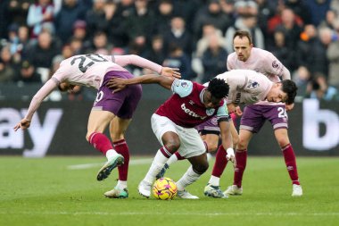 West Ham United takımından Muhammed Kudus, 15 Şubat 2025 'te Londra' daki Londra Stadyumu 'nda oynanan Premier League maçı sırasında Brentford' lu Kristoffer Ajer ve Vitaly Janelt ile top mücadelesi verdi.