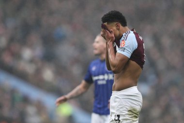 Aston Villa 'dan Ollie Watkins, 15 Şubat 2025' te İngiltere 'nin Birmingham kentinde oynanan Premier Lig karşılaşmasında kaçırılan bir şansa tepki gösterdi.