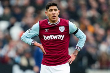 West Ham United takımından Edson Alvarez, 15 Şubat 2025 'te İngiltere' nin Londra Stadyumu 'nda oynanan Premier League maçında West Ham United ve Brentford maçını izliyor.