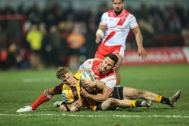 Castleford Tigers takımından Fletcher Rooney, 1. Betfred Süper Lig karşılaşmasında Hull KR 'ın Castleford Tigers' a karşı oynadığı Sewell Group Craven Park maçında Hull KR 'ın Niall Evalds' ı mağlup etti.