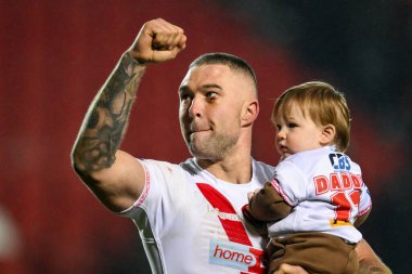 St. Helens 'ten Curtis Sironen, 15 Şubat 2025' te St Helens - Salford Red Devils maçının ilk turunda taraftarlarıyla birlikte Wicked Stadyumu, St Helens, İngiltere 'de kutluyor.
