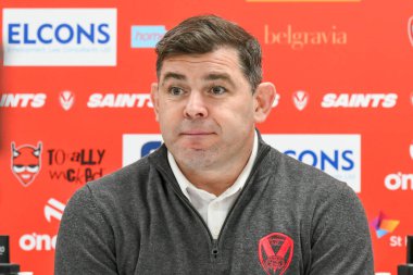 Paul Wellens St. Helens baş antrenörü, 15 Şubat 2025 'te St Helens - Salford Red Devils maçında oynanan Betfred Süper Lig Maçı sonrası basın toplantısı sırasında St. Helens' a karşı Wicked Stadı, St Helens, İngiltere