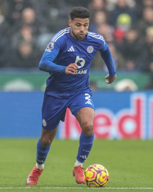 Leicester City 'den James Justin Premier League maçı sırasında Leicester City, King Power Stadyumu' nda Arsenal 'e karşı, 15 Şubat 2025
