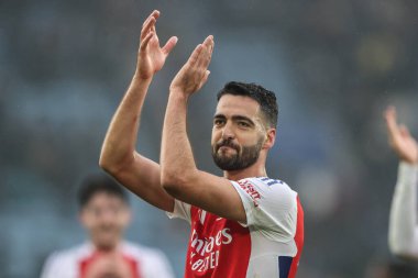 Arsenal 'den Mikel Merino, Premier League maçından sonra King Power Stadyumu' nda Leicester City ile Arsenal maçında taraftarları alkışlıyor.