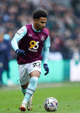 Burnley 'den Marcus Edwards 15 Şubat 2025' te İngiltere 'nin Deepdale kentinde oynanan Preston North End-Burnley maçında öne doğru süzülüyor.
