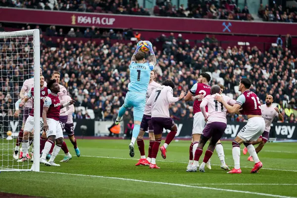 Brentford 'dan Mark Flekken, 15 Şubat 2025' te İngiltere 'nin Londra Stadyumu' nda oynanan Premier League maçında West Ham United ve Brentford maçında bir kurtarış yaptı.