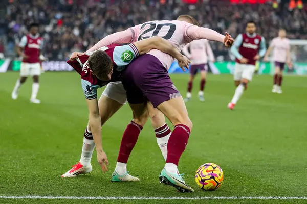 Brentford 'dan Kristoffer Ajer, Premier Lig karşılaşmasında West Ham United ile Londra, İngiltere' deki Brentford Stadyumu 'nda 15 Şubat 2025' te oynanan karşılaşmada Batı Ham United takımının oyuncusu Ollie Scarles ile top için mücadele etti.