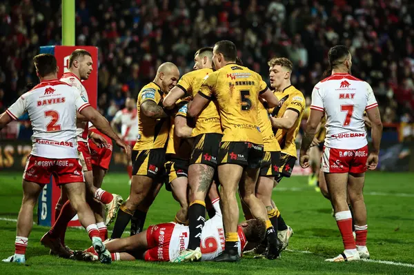 Castleford Tigers takımından Zac Cini, 14 Şubat 2025 'te İngiltere' nin Hull kenti üzerinde oynanan Sewell Group Craven Park 'taki Hull KR-Castleford Tigers maçında takım arkadaşlarıyla yaptıkları denemeyi kutluyor.