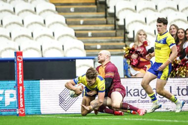 Warrington Wolves takımından Arron Lindop, 16 Şubat 2025 'te John Smith Stadyumu' nda oynanan 1. Betfred Süper Lig karşılaşmasında Huddersfield Giants, Warrington Wolves 'a karşı oynuyor.