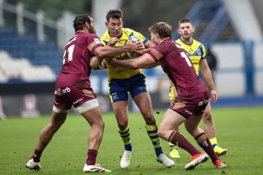 Warrington Wolves 'dan Stefan Ratchford, Huddersfield Giants' ın 16 Şubat 2025 'te John Smith' in Stadyumu 'nda oynanan Huddersfield Süper Lig karşılaşmasında Leroy Cudjoe tarafından yenildi.