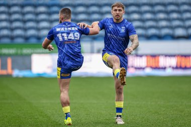 Warrington Wolves takımından Danny Walker ve Sam Powell, 16 Şubat 2025 'te John Smith Stadyumu' nda oynanan Huddersfield Giants vs Warrington Wolves maçında maç öncesi ısınma turunda.