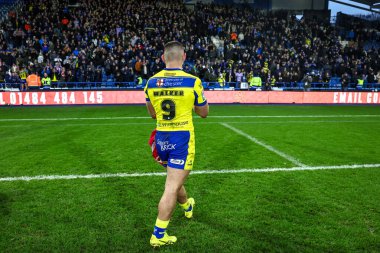 Warrington Wolves takımından Danny Walker, 16 Şubat 2025 'te John Smith' in Stadyumu 'nda oynanan Huddersfield Giants vs Warrington Wolves maçında gezgin taraftarları alkışlıyor.