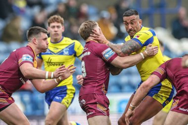 Warrington Wolves 'dan Paul Vaughan, 16 Şubat 2025' te John Smith 'in Stadyumu' nda oynanan Betfred Süper Lig 1. Raundu 'nda Huddersfield Giants' a karşı Warrington Wolves maçında Huddersfield Giants 'dan Zac Woolford' a elini sürdü.