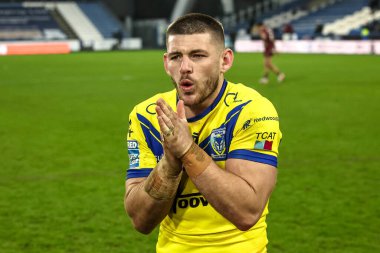 Warrington Wolves takımından Danny Walker, 16 Şubat 2025 'te John Smith Stadyumu' nda oynanan Huddersfield Giants vs Warrington Wolves maçında taraftarları alkışlıyor.