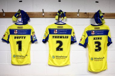 Matt Dufty, Josh Thewlis ve Toby King of Warrington Wolves 'un Betfred Süper Lig 1. Raundunda giydikleri eşleşmeler Huddersfield Giants vs Warrington Wolves maçı sırasında John Smith Stadyumu, Huddersfield, Birleşik Krallık, 16 Şubat 2025