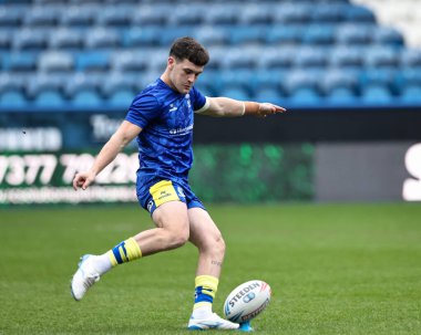 Warrington Wolves takımından Josh Thewlis, 16 Şubat 2025 'te John Smith Stadyumu' nda oynanan Betfred Süper Lig 1. tur karşılaşmasında ısınma turunda Huddersfield Giants ve Warrington Wolves 'a karşı.