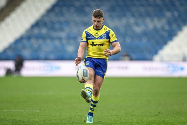 Warrington Wolves takımından George Williams, 16 Şubat 2025 'te John Smith Stadyumu' nda oynanan Huddersfield Giants vs Warrington Wolves maçında topu sahaya sürüyor.
