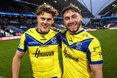Warrington Wolves takımından Arron Lindop ve Jordy Crowther, 16 Şubat 2025 'te John Smith Stadyumu' nda oynanan Huddersfield Giants vs Warrington Wolves maçında kazandıkları galibiyeti kutluyorlar.