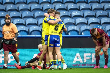 Warrington Wolves takımından Arron Lindop, 16 Şubat 2025 'te John Smith Stadyumu' nda oynanan 1. tur Betfred Süper Lig karşılaşmasında Huddersfield Giants ve Warrington Wolves maçını kutluyor.