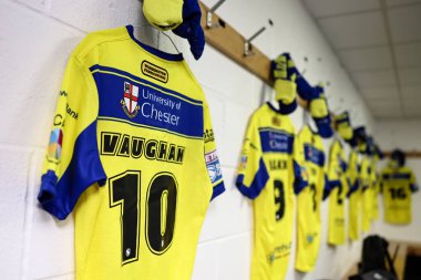 Warrington Wolves 'dan Paul Vaughan' ın Maç tişörtü Betfred Süper Lig 1. raundunda Huddersfield Giants ile Warrington Wolves maçı sırasında John Smith 'in Stadyumu' nda, Huddersfield, İngiltere, 16 Şubat 2025