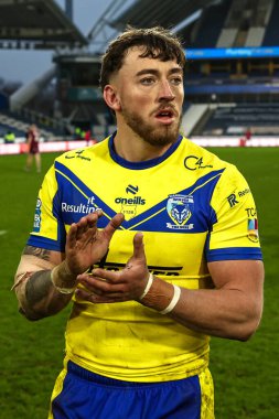 Warrington Wolves 'tan Matty Ashton, 16 Şubat 2025' te İngiltere 'nin Huddersfield Stadyumu' nda oynanan 1. Betfred Süper Lig karşılaşmasında seyircileri alkışlıyor.