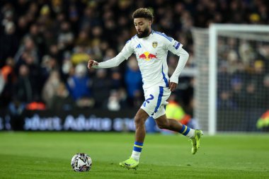 Leeds United takımından Jayden Bogle 17 Şubat 2025 'te Leeds Road, İngiltere' de Leeds United ile oynanan Sky Bet Şampiyonası maçında topu aldı.