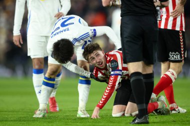 Leeds United takımından Ao Tanaka, 17 Şubat 2025 'te Leeds, İngiltere' deki Elland Road 'da oynanan Sky Bet Şampiyonası karşılaşmasında Dan Neil' e faul yaptı.