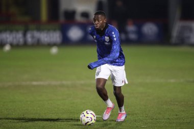 West Bromwich Albion 'dan Eseosa Sule Premier League 2 U21' den Wolverhampton Wanderers 'ın önünde 17 Şubat 2025' te Aggborough Stadyumu, Kidderminster 'da oynanan karşılaşma öncesi ısınma sırasında U21 v.West Bromwich Albion U21' de görülüyor.